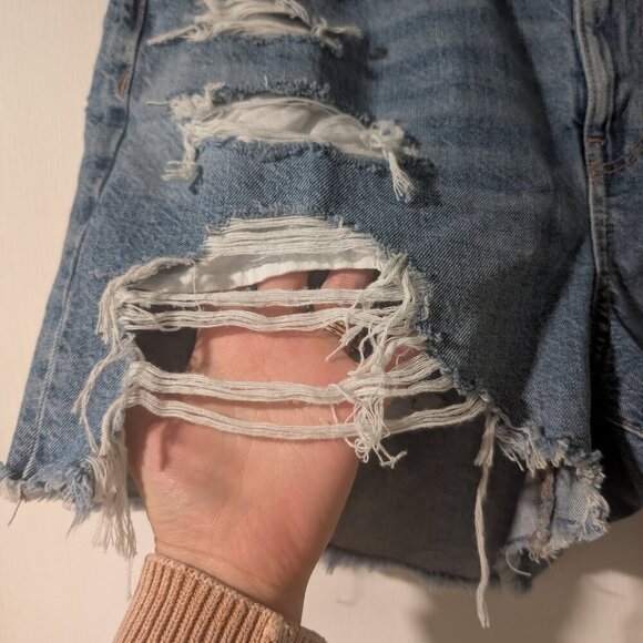 (Flaws) NWT AE | Distressed Mom Shorts in light blue - Picture 7 of 16